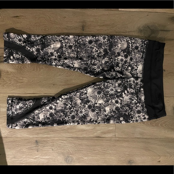 Lululemon Inspire Crop II *Luxtreme - Flowabunga Black Angel Wing / Black - Picture 8 of 8